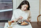 Mindful Eating vs Diet Ketat